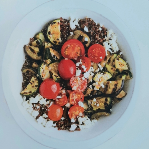 Insalata fredda di quinoa rossa e verdure grigliate