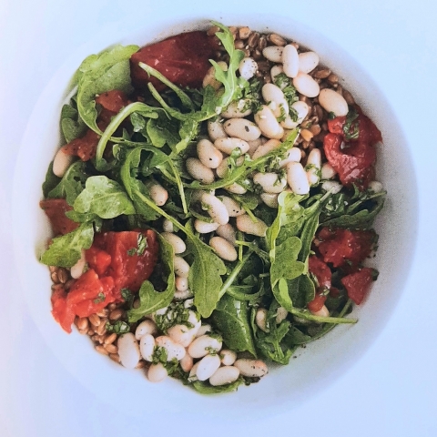 Insalata di farro, pomodori arrostiti e fagioli bianchi